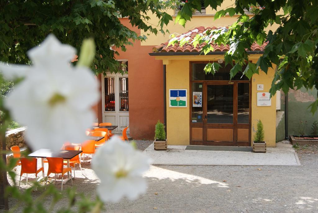 Alberg Roques Blanques Ribes De Freser Exterior photo